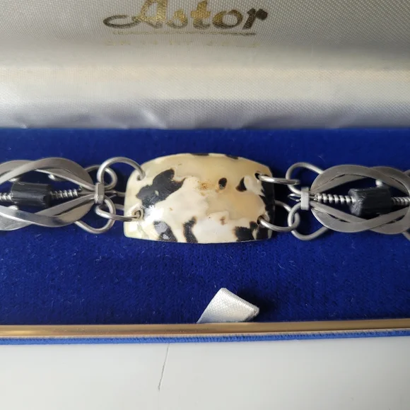 Silver tone bracelet with shells - Picture 4 of 7